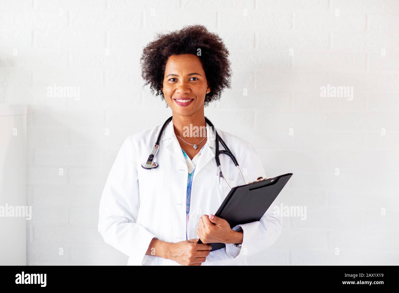 Afro medico americano donna in ospedale luogo di lavoro Foto Stock