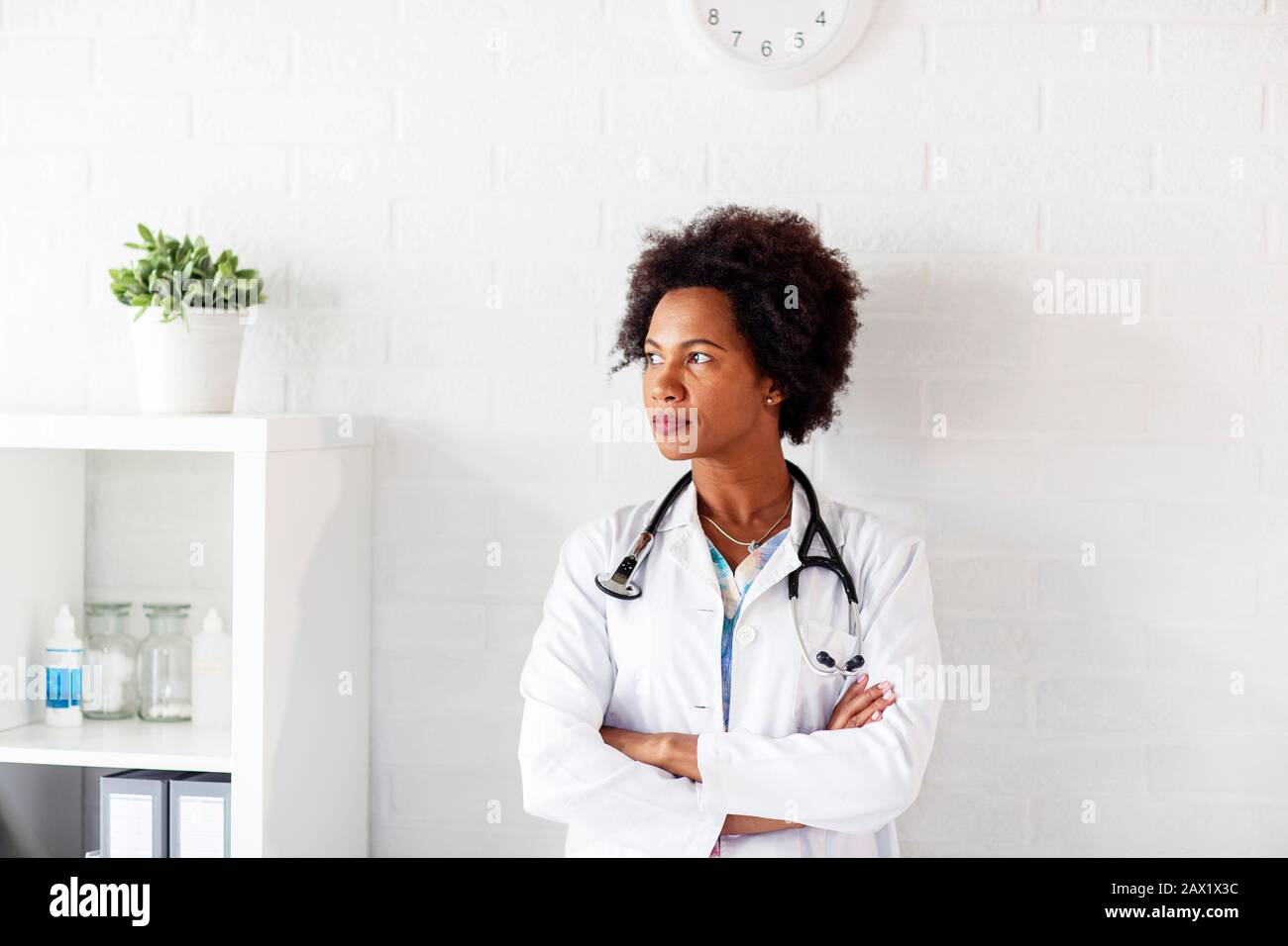 Afro medico americano donna in ospedale luogo di lavoro Foto Stock