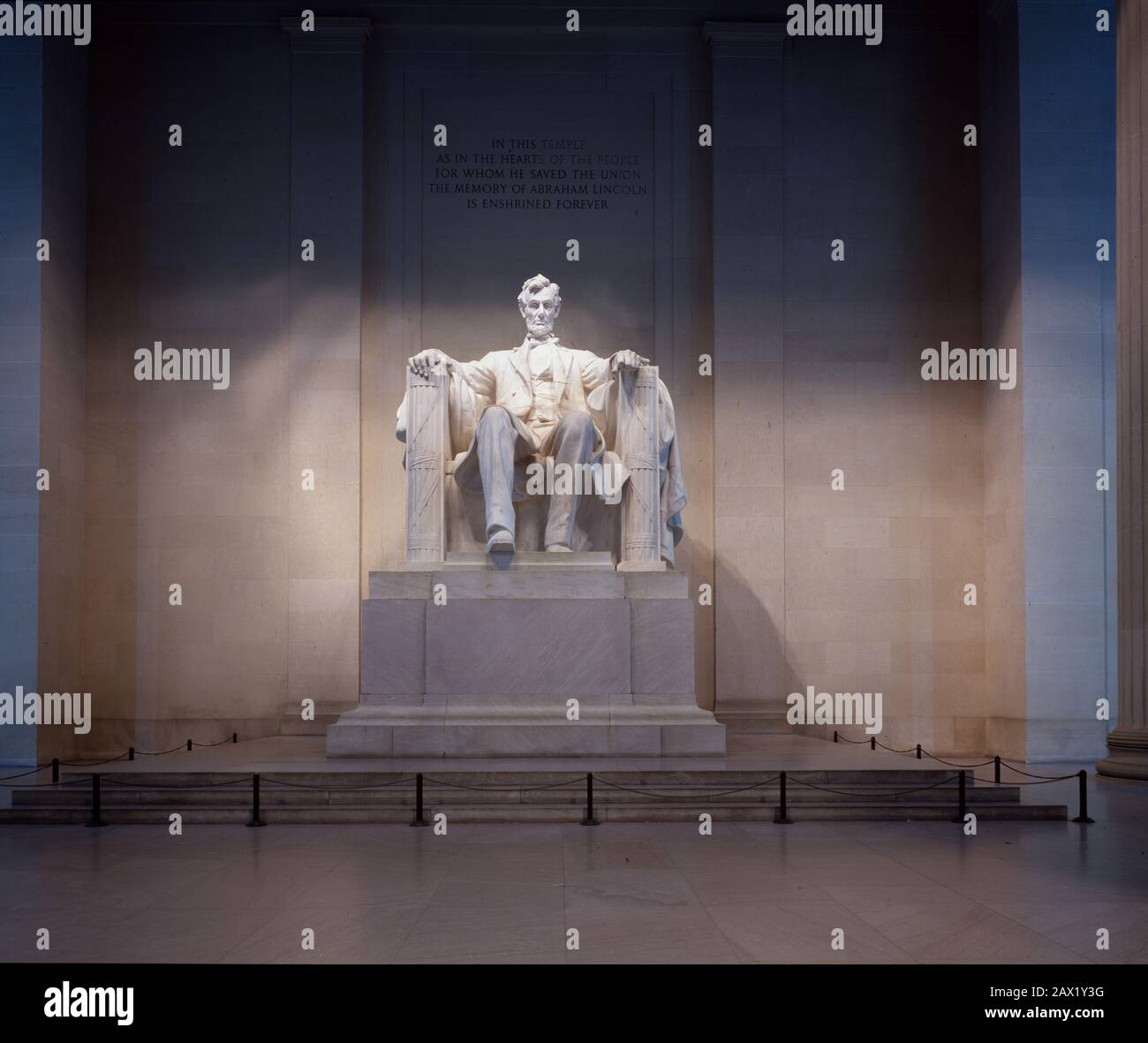 2000 ca , WASHINGTON , DC, USA : la statua francese di Daniel Chester di Abraham Lincoln al Lincoln Memorial, Washington, D.C. . Il presidente degli Stati Uniti ABRAHAM LINCOLN ( 1809 - 1865 ). Foto di Carol M. Highsmith . Lincoln Memorial , Washington D.C. il Lincoln Memorial è un memoriale americano costruito per onorare il 16th presidente degli Stati Uniti, Abraham Lincoln. Si trova sul National Mall di Washington, D.C. ed è stato dedicato il 30 maggio 1922 . L'architetto era Henry Bacon , lo scultore della statua principale ( Abraham Lincoln, 1920 ) era Daniel Chester francese , e il pittore del Foto Stock