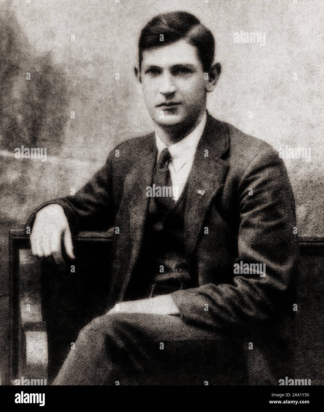 Michael Collins dopo il rilascio dal campo di tirocinio Frontoch, Natale 1916. Dopo il fallimento della Risurrezione pasquale del 1916, Collins e migliaia di altri ribelli furono arrestati dalle autorità britanniche. Molti dei leader della rivolta sono stati giustiziati. Collins ha avuto la fortuna di non essere giustiziato nonostante aver combattuto al GPO Dubin, il centro della rivolta. Collins e gli altri ribelli furono poi imprigionati a Frontoch, una vecchia distilleria di whisky nei pressi di Bala, Galles, dove fu uno degli organizzatori della non cooperazione con le autorità britanniche. Foto Stock