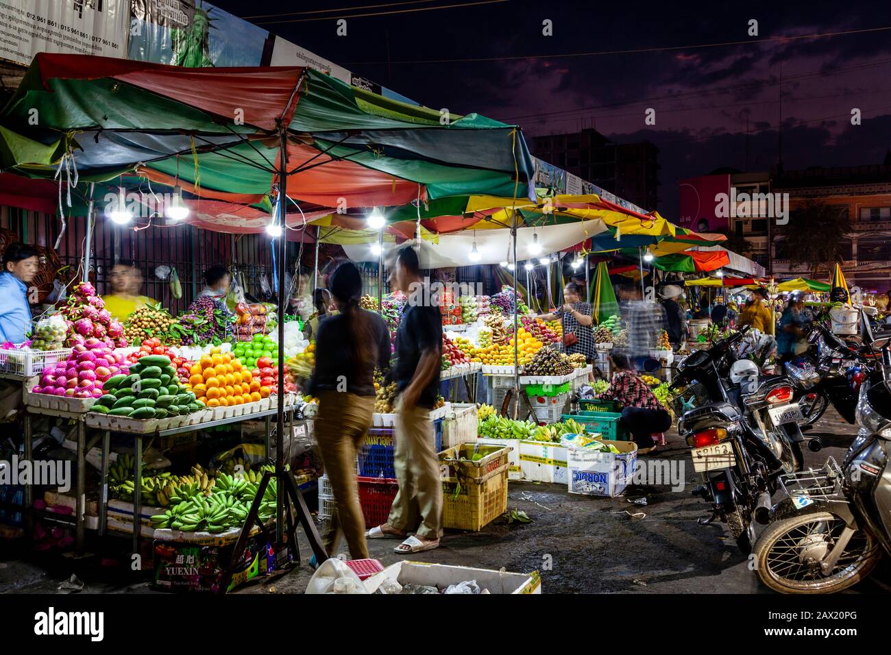 Frutta Fresca In Vendita Nel Mercato Notturno, Battambang, Cambogia. Foto Stock