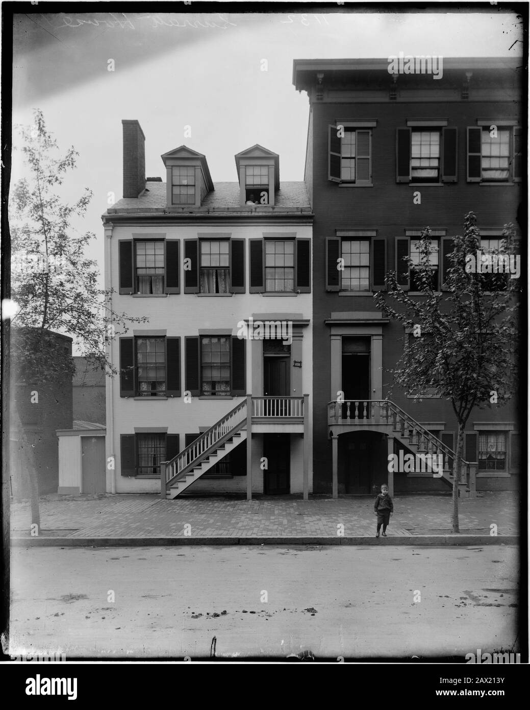 1890 CA , WASHINGTON , DC, STATI UNITI D'AMERICA : Mary Surratt Boarding House, 604 H Street, Northwest, Washington, District of Columbia, DC. La Mary Surratt Boarding House, insieme alla sua casa nel Maryland, è conosciuta per la sua parte nella trama e volo dall'assassinio di Abraham Lincoln da parte di John Wilkes Booth. Il presidente degli Stati Uniti ABRAHAM LINCOLN ( 1809 - 1865 ), morto aprile 15th 1865 . Foto di Mathew Brady (1823–1896) e Levin Corbin Handy (1855–1932) . Presidente della Repubblica - Stati Uniti - rito - ritratto - Abramo - assassino - assassino - assassino - omicidi - omicidio - omicidio Foto Stock