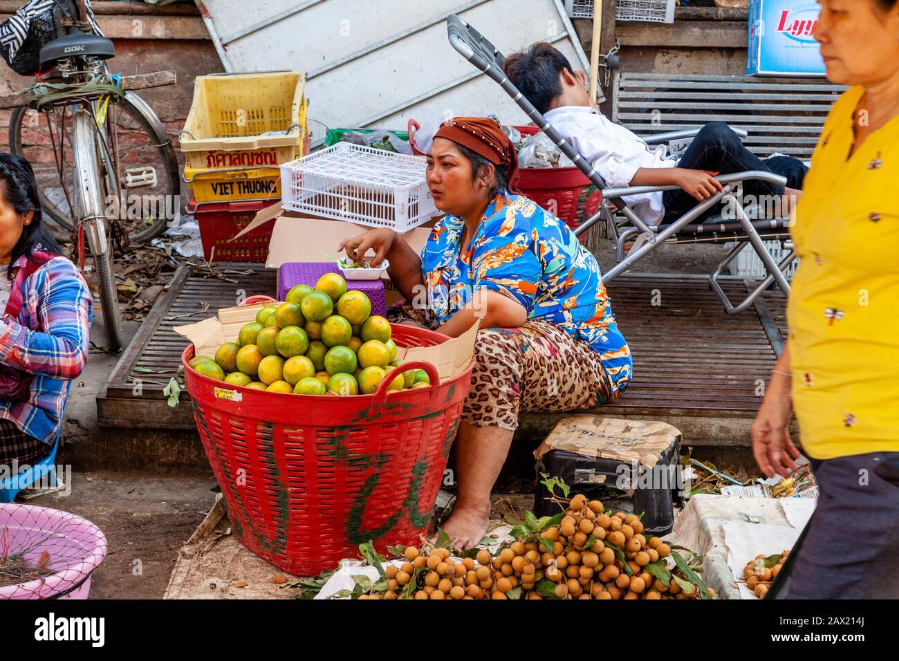 Una Donna Vende Oranges Al Mercato Di Psar Nath (Mercato Centrale), Battambang, Cambogia. Foto Stock