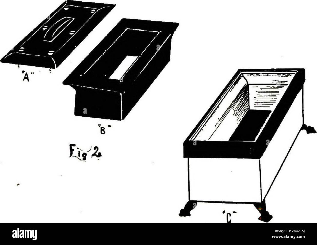 Magia nuova e originale : comprendente un certo numero di effetti nuovi e divertenti, un fondo di informazioni per l'artista professionale e il suo fratello minore, il dilettante . XXIII 138 MAGIA NUOVA E ORIGINALE il scrigno con le palme delle mani a eachend, le dita che si afferrano dentro, e che esercitano una forte pressione verso l'esterno e verso l'alto con l'fin-gers. La maniglia sulla parte superiore del coperchio (Figura 2-A) è appositamente realizzata piccola e arrotondata, quindi non è possibile ottenere una tazza di una presa sul coperchio. ThereforeThe rivestimento non può essere estratto con il coperchio screwedon, e l'unico modo in cui può essere rimosso con il lidoff, è da Foto Stock