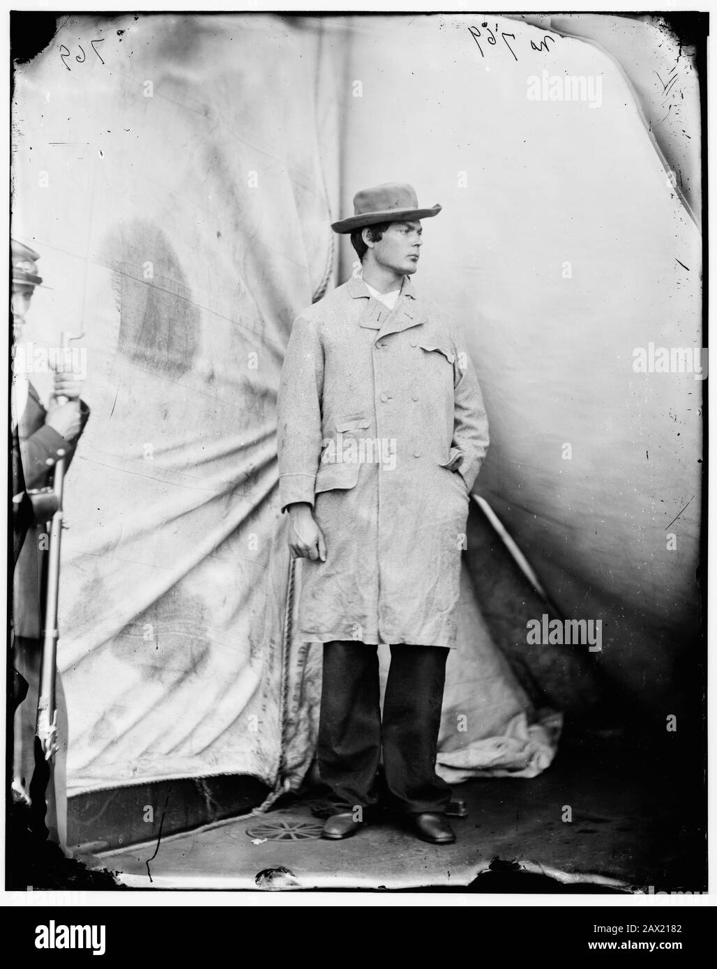 1865, Washington Navy Yard, D.C., USA : Assassinio del presidente Lincoln . Lewis Powell di 21 anni ( alias Lewis Payne o Paine , 1844 - 1865 ), un cospiratore, in stato di partenza a bordo del monitor USS Saugus . Foto di Alexander GARDNER ( 1821 - 1882 ). Il presidente degli Stati Uniti ABRAHAM LINCOLN ( 1809 - 1865 ). Lewis Thornton Powell ( 22 aprile 1844 – 7 luglio 1865 ), tentò senza successo di assassinare il Segretario di Stato degli Stati Uniti William H. Seward, ed era una delle quattro persone impiccate per la cospirazione dell'assassinio di Lincoln. Il 13 Aprile, John Wilkes Booth, George Atzerodt E David Herold Si Incontrarono Tutti Foto Stock