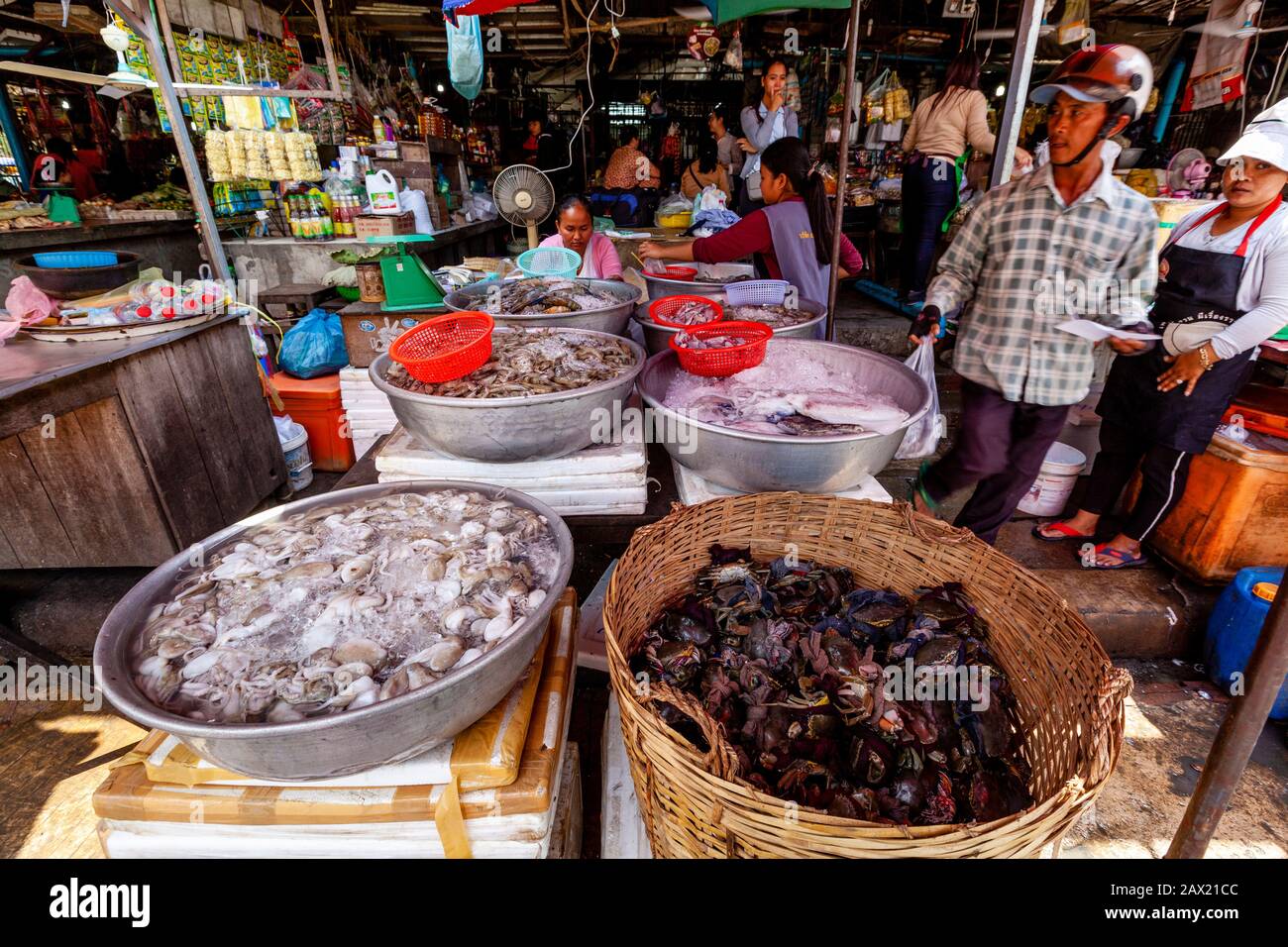 Frutti Di Mare In Vendita Nel Mercato Del Pesce Di Psar Nath, Battambang, Cambogia. Foto Stock