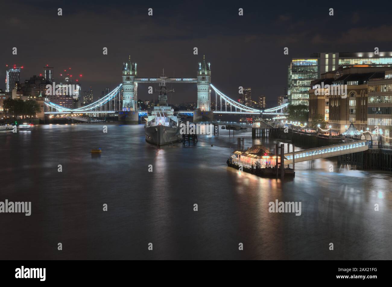Cattura notturna a lunga esposizione del 'Tower Bridge' e del Tamigi' in tutto il loro splendore. Immagine catturata dal punto di vista del London Bridge. Foto Stock