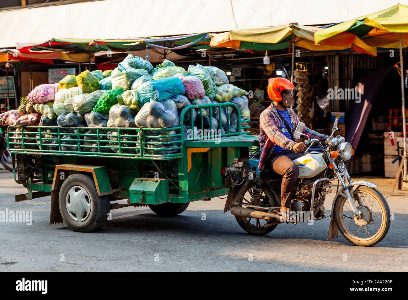 Frutta E Verdura Trasportate Al Mercato, Battambang, Cambogia. Foto Stock