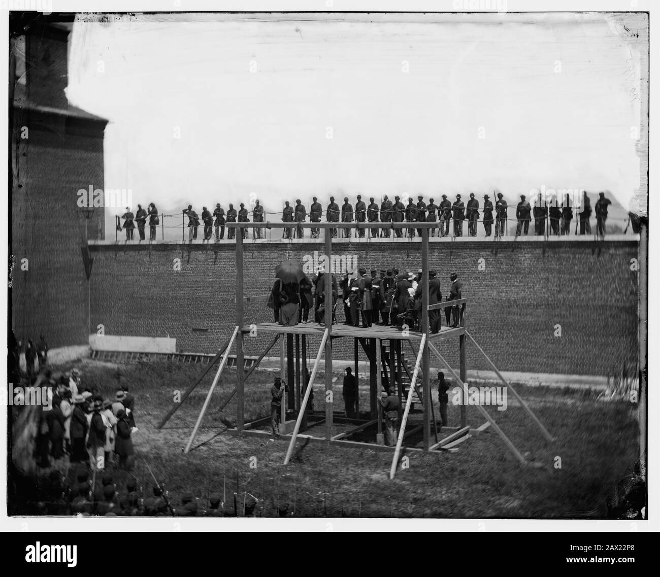 1865, 7 luglio , Navy Yard , WASHINGTON , D.C., Stati Uniti d'America : I quattro cospiratori condannati Mary Surratt ( 1820 - 1865 ), Lewis Powell di 21 anni ( aka Lewis Payne o Paine , 1844 - 1865 ), David E. Herold e George A. Atzerodt il giorno della sospensione . Il presidente degli Stati Uniti ABRAHAM LINCOLN ( 1809 - 1865 ), morto aprile 15th 1865 . Foto di Alexander GARDNER ( 1821 - 1882 ). Presidente della Repubblica - Stati Uniti - Abramo - assassinio - killer - assassinio - omicidio - omicidio - attentato - IPICCAGIONE - IPICATO - FUNE PER L' IPICCAGIONE - CAPPIO - corda - funa - primo Foto Stock