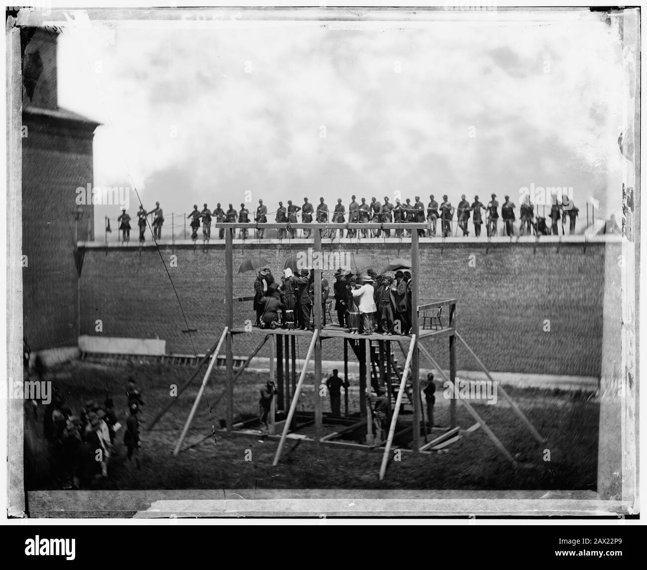 1865, 7 luglio , Navy Yard , WASHINGTON , D.C., Stati Uniti d'America : I quattro cospiratori condannati Mary Surratt ( 1820 - 1865 ), Lewis Powell di 21 anni ( aka Lewis Payne o Paine , 1844 - 1865 ), David E. Herold e George A. Atzerodt il giorno della sospensione . Mary Surratt diventa la prima donna giustiziata dal governo federale degli Stati Uniti. Il presidente degli Stati Uniti ABRAHAM LINCOLN ( 1809 - 1865 ), morto aprile 15th 1865 . Foto di Alexander GARDNER ( 1821 - 1882 ). - Presidente della Repubblica - Stati Uniti - Abramo - assassinio - assassino - assassino - omicidi - omicidi - omicidi - omicidi - omicidi - omicidi - omicidi - omicidi - omicidi - omicidi - omicidi - omicidi - omicidi - omicidi - omicidi - omicidi - omicidi Foto Stock