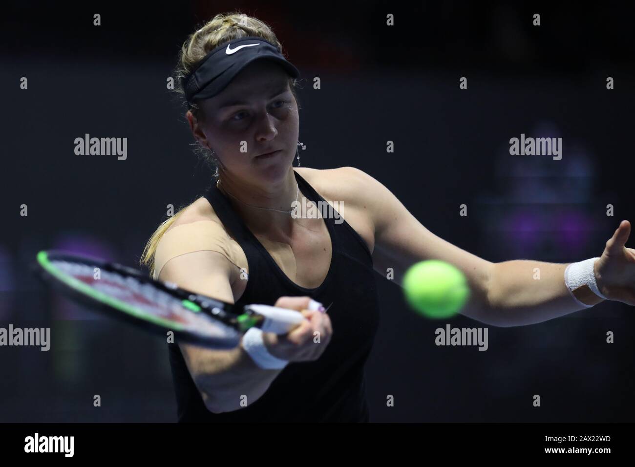 Ludmila Samsonova di Russia gioca contro Anastasia Potapova (non visto) durante il torneo di tennis St. Petersburg Ladies Trophy 2020 alla Sibur Arena. Foto Stock