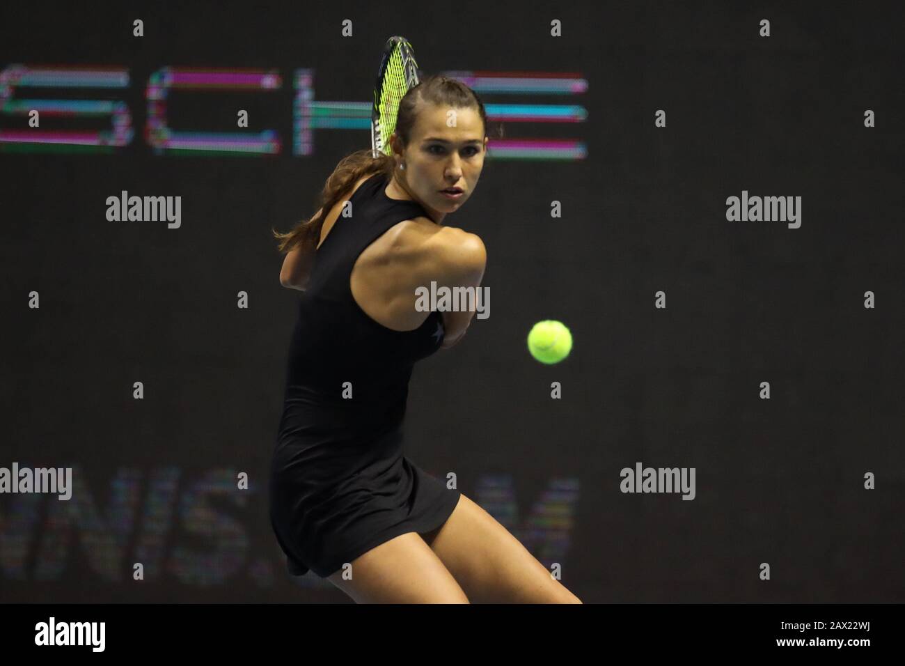 Vitalia Diachenko della Russia gioca contro Maria Sakkari (non visto) della Grecia durante il torneo di tennis del St. Petersburg Ladies Trophy 2020 alla Sibur Arena. Foto Stock