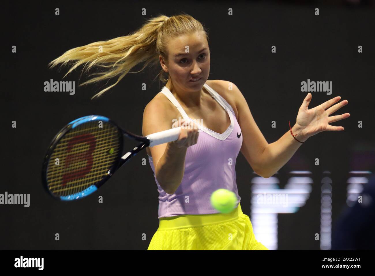 Anastasia Potapova della Russia gioca contro Ludmila Samsonova (non visto) della Russia durante il torneo di tennis St. Petersburg Ladies Trophy 2020 alla Sibur Arena. Foto Stock