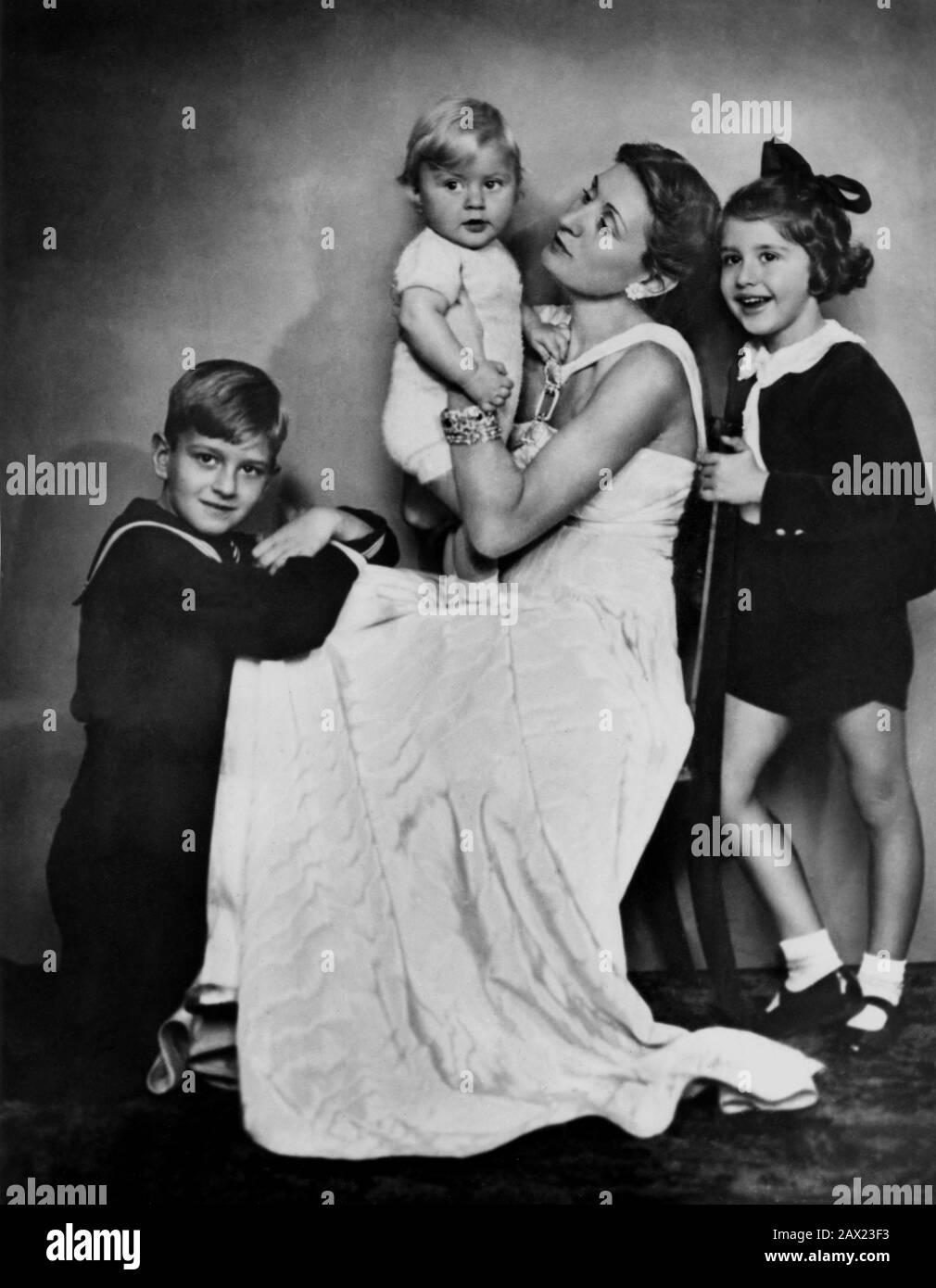 1939 , marzo , ROMA , ITALIA : Contessa EDDA CIANO ( 1910 - 1995 ) , figlia del dittatore italiano Duce Benito MUSSOLINI sposò Galeazzo CIANO, con i suoi figli FABRIZIO , RAIMONDA e MARZIO BRUNO . Foto di GHITTA CARRELL , Roma - CONTESSA - nobili - nobile - nobiltà italiana - nobiltà italiana - ritratto - ritatto - MODA - moda - moda - ANNI TRENTA - '30 - 30 - - pelliccia - pelliccia - sorriso - ritatto - abito bianco - abito vestito bianco - bianco - FASCISTA - FASCISMO - FASCISMO - FASCISMO - figli - figlio - figlia - mamma - CHILDRE - bambino - bambino - bambini - fratelli - fratelli - fratelli - Infanz Foto Stock