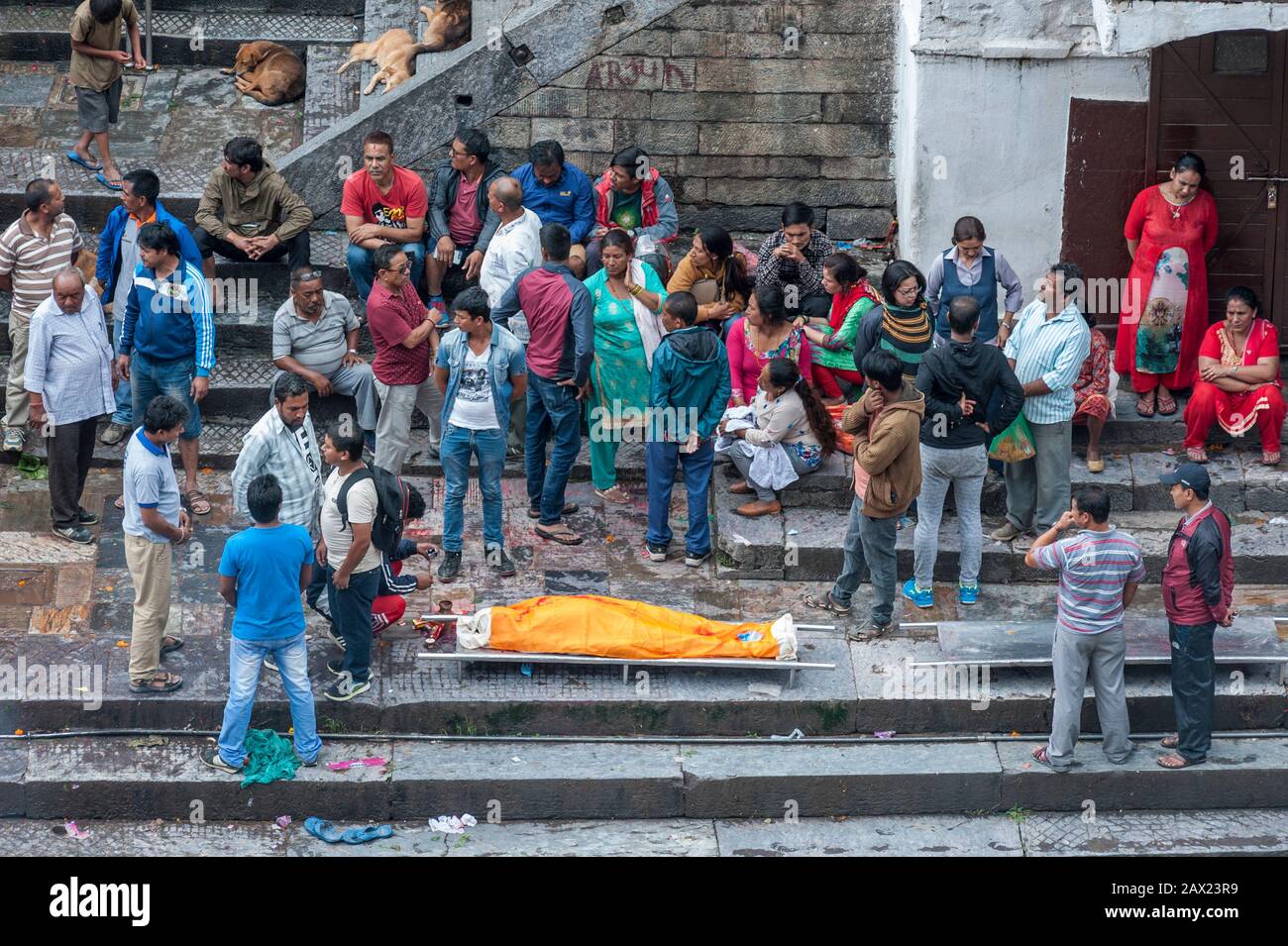 Popolo indiano non identificato ad un funerale indù al Tempio di Pashupatinath, un tempio indù situato sulle rive del fiume Bagmati. Kathmandu, Nepal Foto Stock