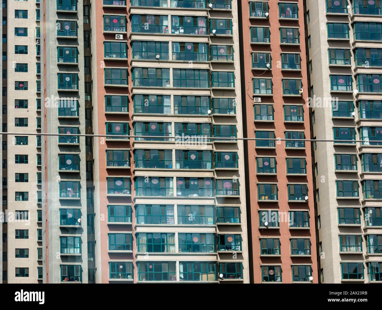 Primo piano di finestre di alto edificio della torre di appartamenti della città, Cina, Asia Foto Stock