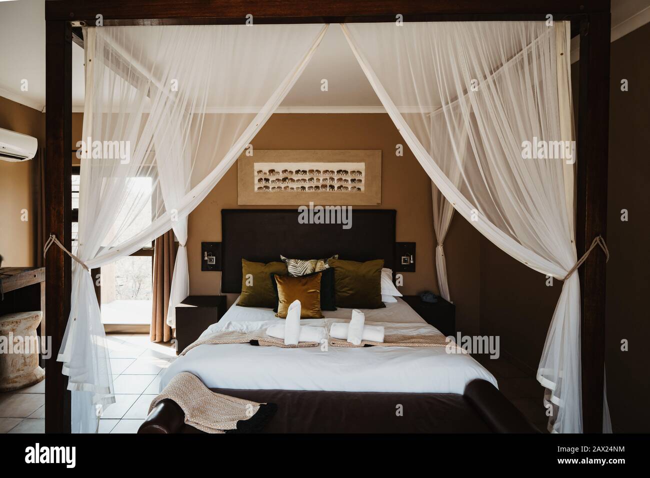 Interieur di camera da letto in casa coloniale africana con letto Foto Stock