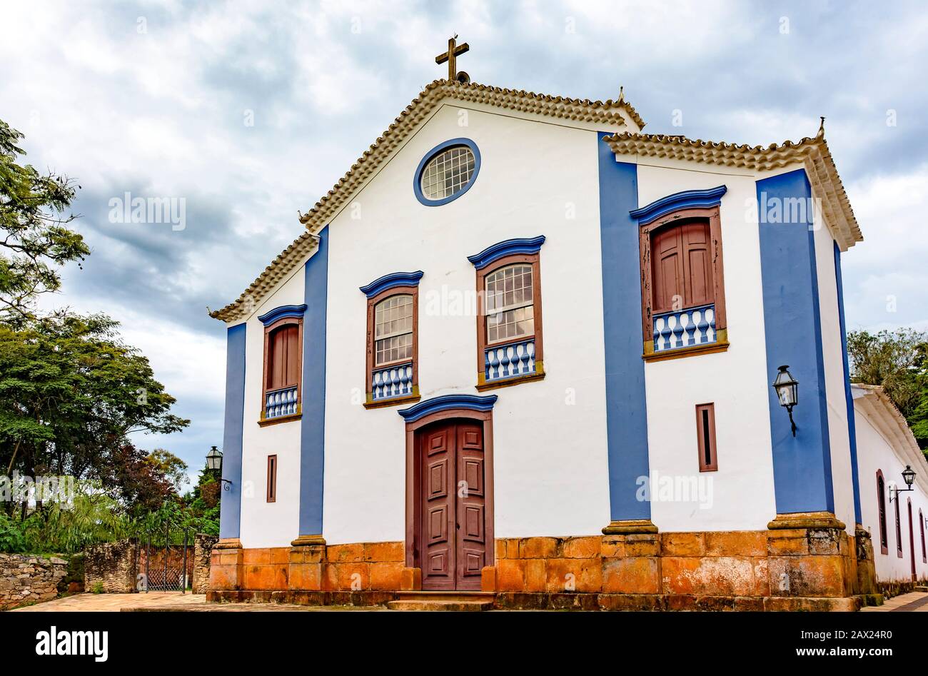 Piccola e vecchia chiesa e il crocifisso in architettura coloniale all'interno del membro di Minhas Gerais in Brasile Foto Stock