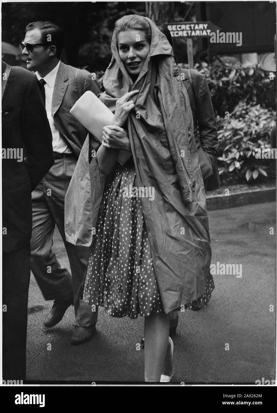 1959, 28 giugno , PARIGI , FRANCIA : l'attrice cinematografica britannica BELINDA LEE ( 1935 - 1961 ) incoronato dal drammaturgo italiano Principe Raimondo ORSINI ( Roma 18 novembre 1931 ) a LONGCHAMP sotto la pioggia . Fotografo non identificato . - CINEMA - DIVA - DIVINA - sorriso - sorriso - sorriso - impermeabile - impermeabile - pioggia - Principe - nobili nobiltà italiana - nobiltà italiana - DOLCE vita ---- Archivio GBB Foto Stock