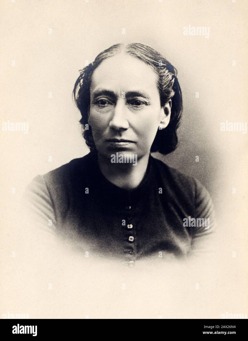 1890 ca , FRANCIA : la donna francese anarchica , insegnante di scuola materna e assistente medico LOUISE MICHEL ( 1830 - 1905 ). Spesso usò lo pseudonimo di Clémence ed era anche conosciuta come la vergine rossa di Montmartre . Era attiva durante il Comune di Parigi come donna di ambulanza e trattò i feriti sulle barricate. Durante l'assedio di Parigi predicò instancabilmente resistenza contro i prussiani. Nella costituzione Del Comune, si è unita alla Guardia Nazionale . Si offrì di sparare Thiers e suggerì la distruzione di Parigi come vendetta per la sua resa. Essere deportati a New Caledo Foto Stock