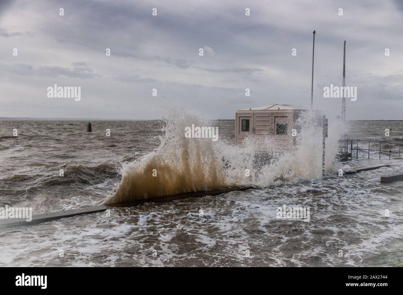 Southend, Essex, Regno Unito - 10 febbraio 2020: Storm Ciara Porta forti venti e mari accidentati sulle coste britanniche. Foto Stock