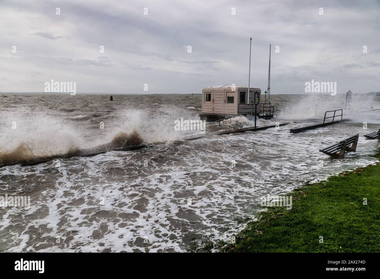 Southend, Essex, Regno Unito - 10 febbraio 2020: Storm Ciara Porta forti venti e mari accidentati sulle coste britanniche. Foto Stock