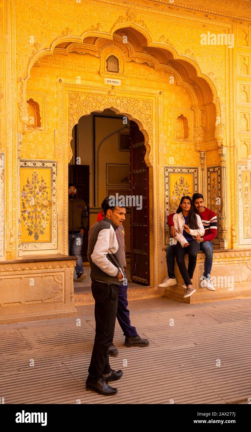 India, Rajasthan, Jaipur, Forte Nahargarh, cortile, visitatori locali che propongono per fotografare souvenir da porta Foto Stock