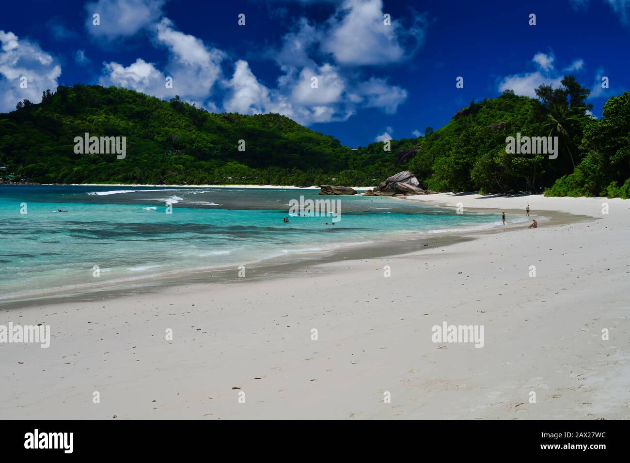 I turisti trascorrono del tempo sulla spiaggia - Baie Lazare Beach, Mahe Island, Seychelles. Foto Stock
