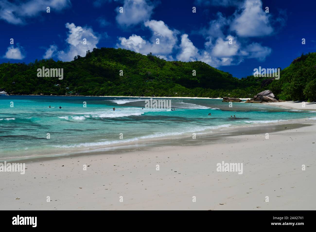 Isola di Mahe Seychelles - Novembre 13th 2019: Turisti che trascorrono del tempo sulla spiaggia. Foto Stock