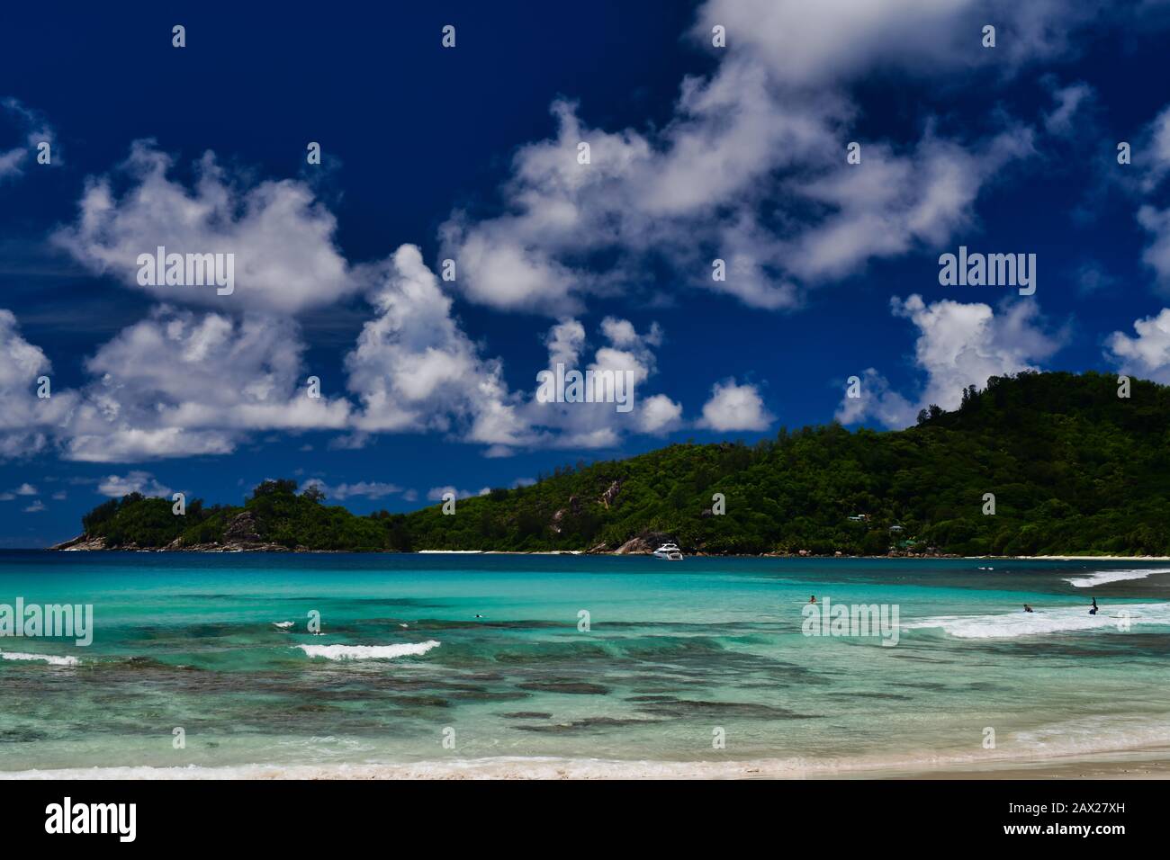 Isola di Mahe Seychelles - Novembre 13th 2019: Turisti che trascorrono del tempo sulla spiaggia. Foto Stock