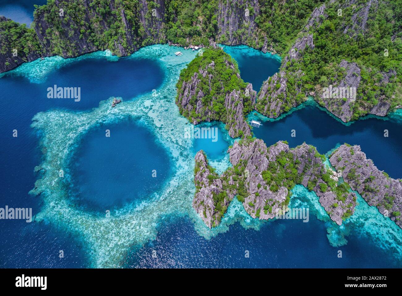 Isola di Coron, Palawan, Filippine, vista aerea di belle lagune e scogliere calcaree. Foto Stock