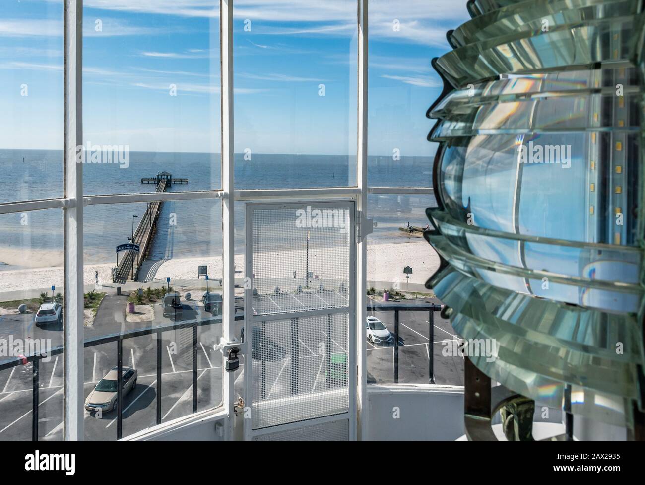Il faro di Biloxi si affaccia a sud verso il Golfo del Messico, il Mississippi Sound, Biloxi Beach e Lighthouse Pier, Biloxi, Mississippi, USA. Foto Stock