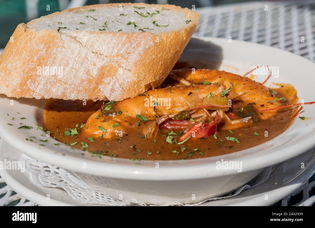 Cibo di New Orleans, gamberetto barbeque jumbo in una ciotola con pane francese. Foto Stock