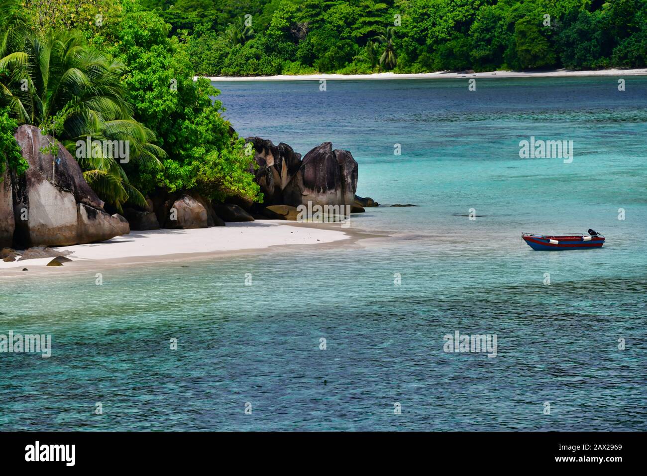 Vista orizzontale dell'isola tropicale con barca, isola Therese, Mahe, Seychelles. Foto Stock