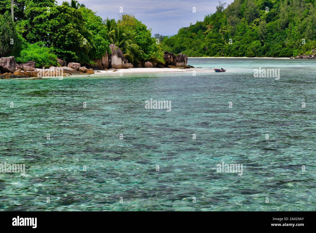 Vista orizzontale del paradiso spiaggia di isola disabitata con barca, isola Therese, Mahe, Seychelles. Foto Stock
