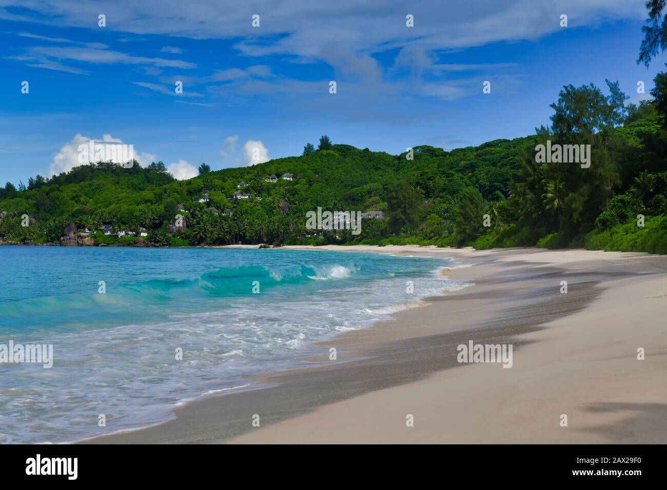 Onde oceaniche e rocce granitiche - Anse Intensance, Mahe Island, Seychelles. Foto Stock