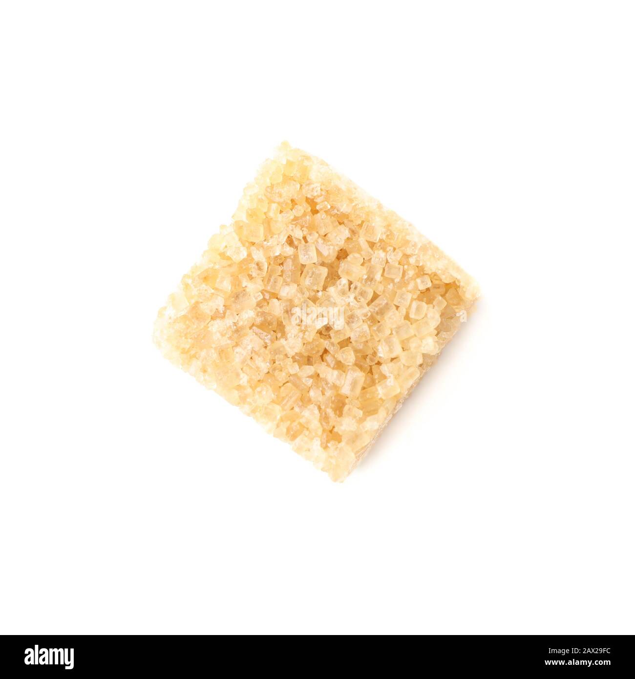 Cubo di zucchero marrone isolato su sfondo bianco, primo piano Foto Stock