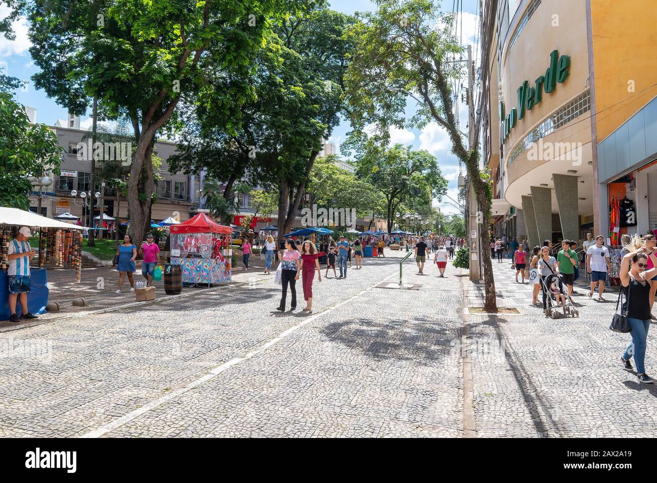 Londrina PR, Brasile - 23 dicembre 2019: Centro di Londrina. La gente acquista e cammina al Calcadao di fronte al Cine Ouro Verde. Foto Stock