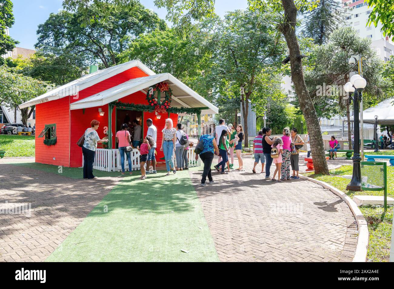 Londrina PR, Brasile - 23 dicembre 2019: La casa di Babbo Natale è stata visitata da persone in Piazza Praca da Bandeira durante il mese di natale. Foto Stock