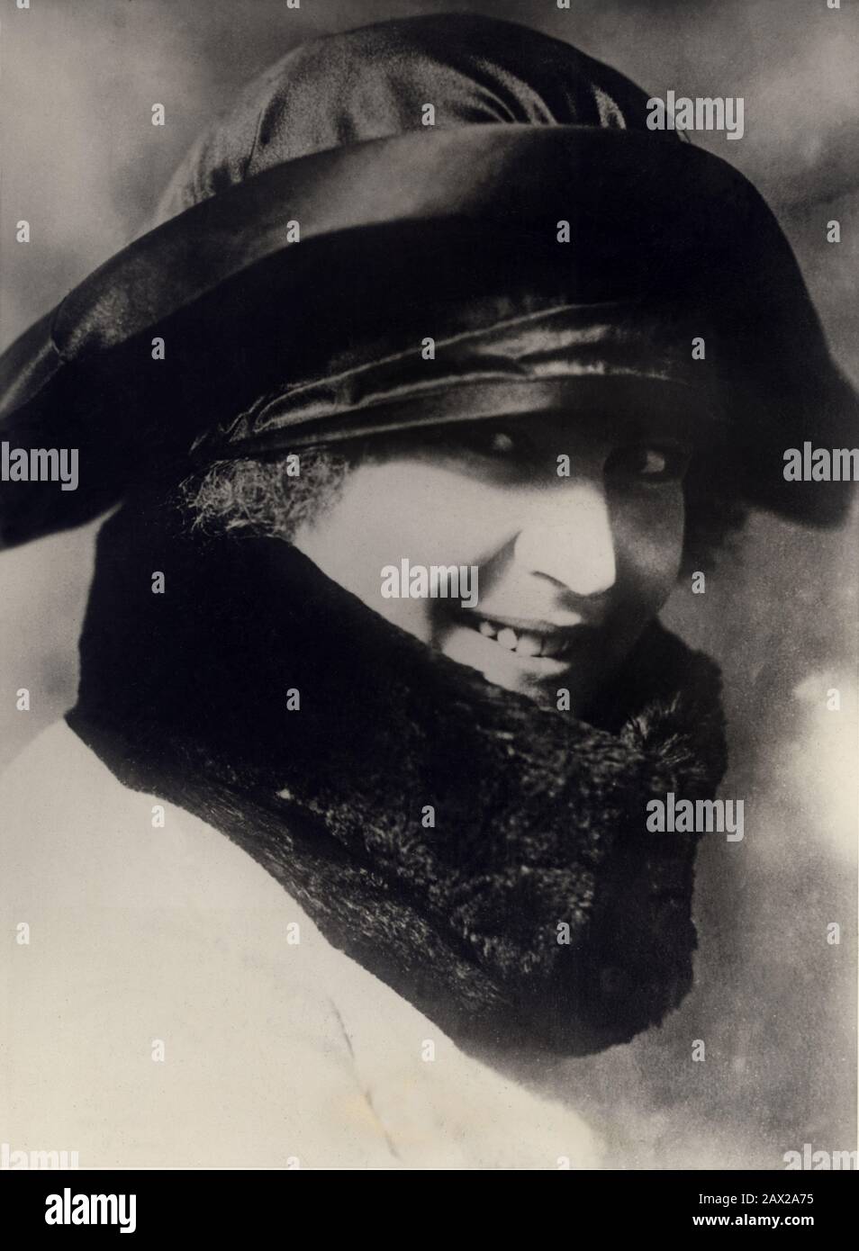 1924 ca. , Milano , Italia : Donna RACHELE GUIDI (1893-1979), moglie del fascista italiano Duce dittatore Benito MUSSOLINI . - ritratto - ritatto - moglie - pelliccia - pelliccia - sorriso - ritatto - MODA - moda - moda - ANNI venti - 20 - cappello - cappello ---- Archivio GBB Foto Stock