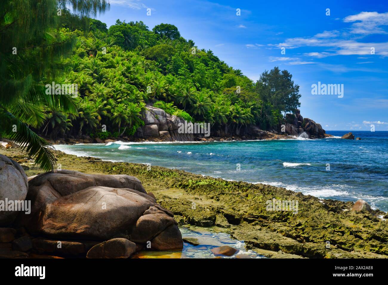 Onde dell'oceano e rocce di granito - Petite Police Beach Mahe Island, Seychelles. Foto Stock