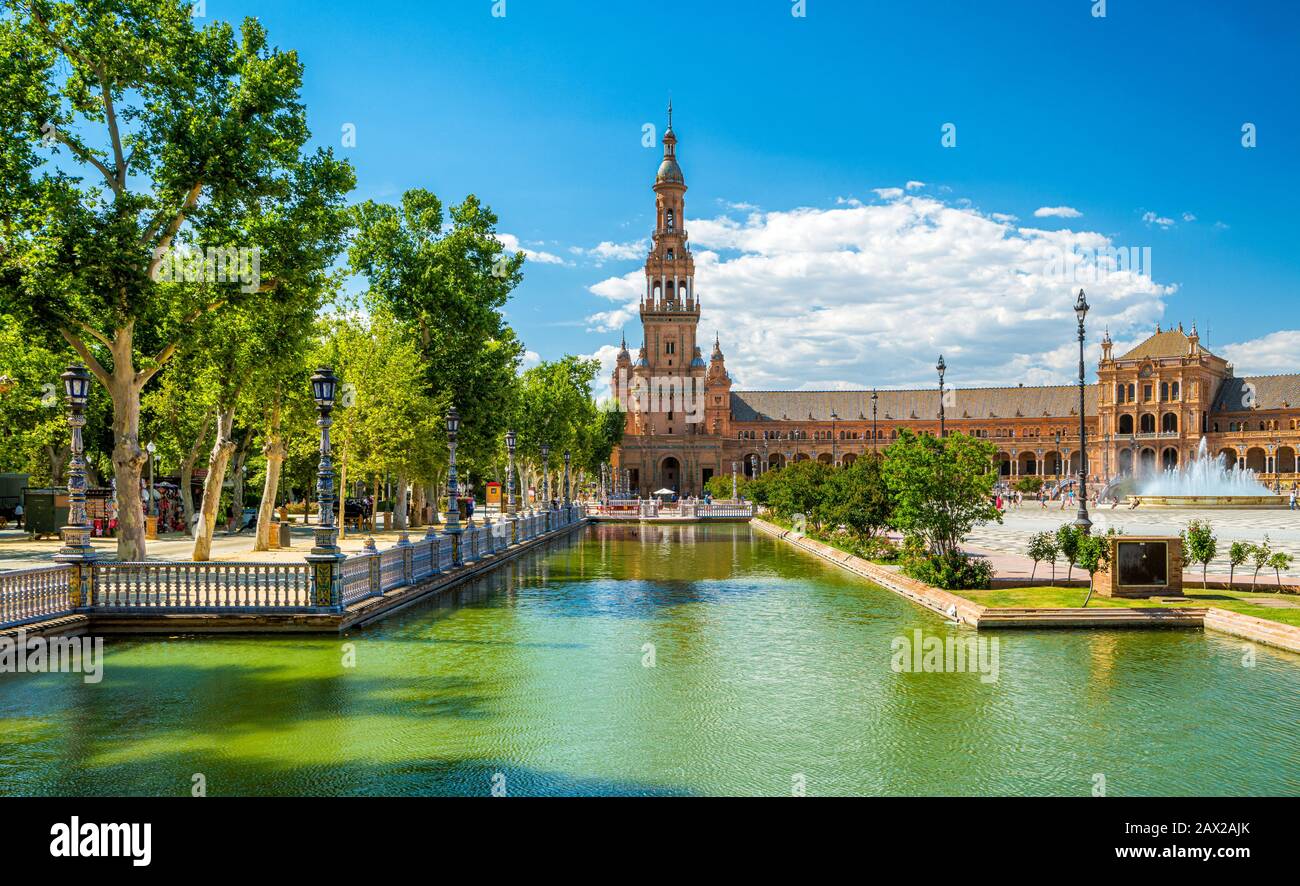 La splendida Plaza de Espana di Siviglia, in una soleggiata giornata estiva. Andalusia, Spagna. Foto Stock