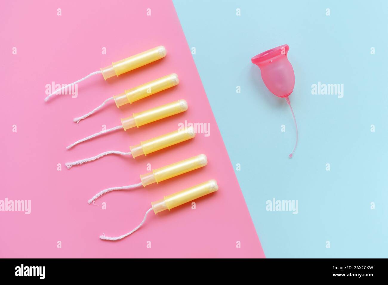 La femmina coppa mestruale è contrastata con sei tamponi negli applicatori. Foto Stock