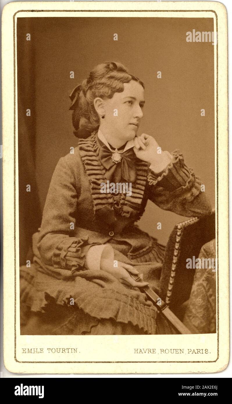 1860 ca , Parigi , FRANCIA : la scrittrice e poeta francese JEANNE BAY , nato DUBOSCH . Foto Di Emile Tourtin , Parigi - foto storiche - foto storica - ritratto - ritratto - nobiltà - nobiltà - nobili - nobile - FRANCIA - moda - OTTOCENTO - '800 - '800 - '800 - STORIA - FOTO STORICHE - Profilo - letterato - letterata - letteratura - letteratura - scritrice - donna scrittore - autore - autore - orecchi - orecchino - orecchini - gioielli - gioielli - gioiello - gioiello - gioiellielli - cammeo - cameo - collare - colletto - gondolo - medaglione - POESIA - POETICA - POETA - POETA - poeta - POETESSA - fan - Foto Stock