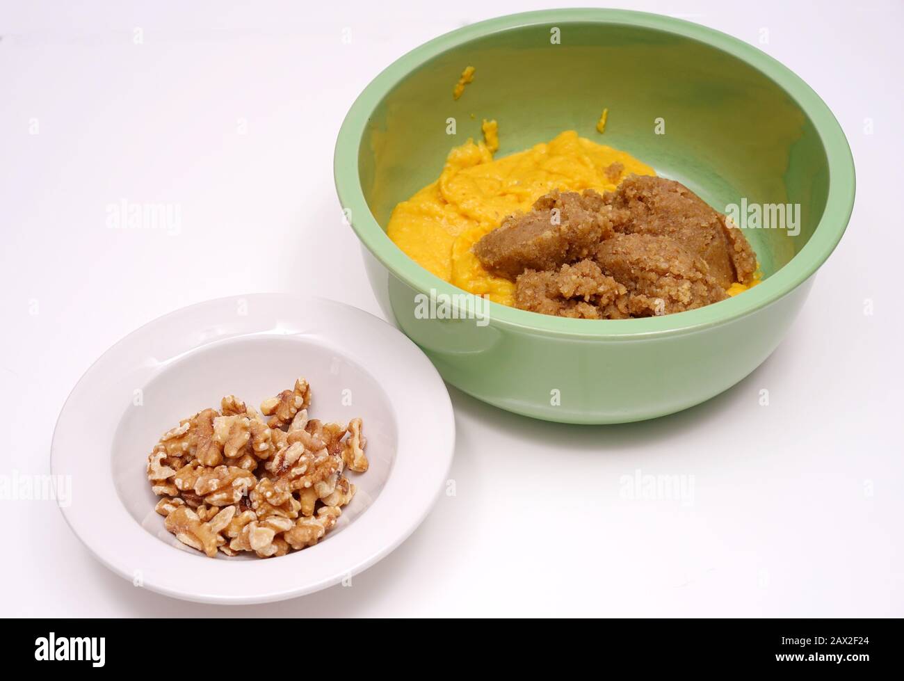 ingredienti per pasta - massa di arance, noci macinate e noci sbucciate Foto Stock