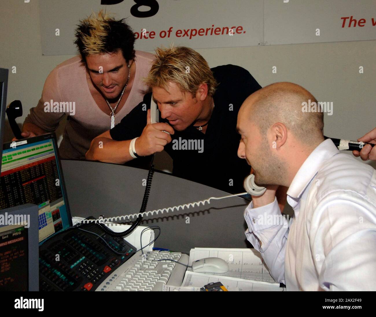 Kevin Pietersen e Shane Warne sul piano commerciale di BGC nel fondo della città di raccolta per la Fondazione Cantor nel 2005. L'attacco terroristico dell'11 settembre ha rivendicato la vita di 658 dipendenti di Cantor Fitzgerald, la cui sede centrale era nel World Trade Center. In risposta agli attacchi, BGC Partners e Cantor Fitzgerald si sono impegnati a donare il 25% dei loro profitti alle famiglie di dipendenti deceduti. Foto Stock