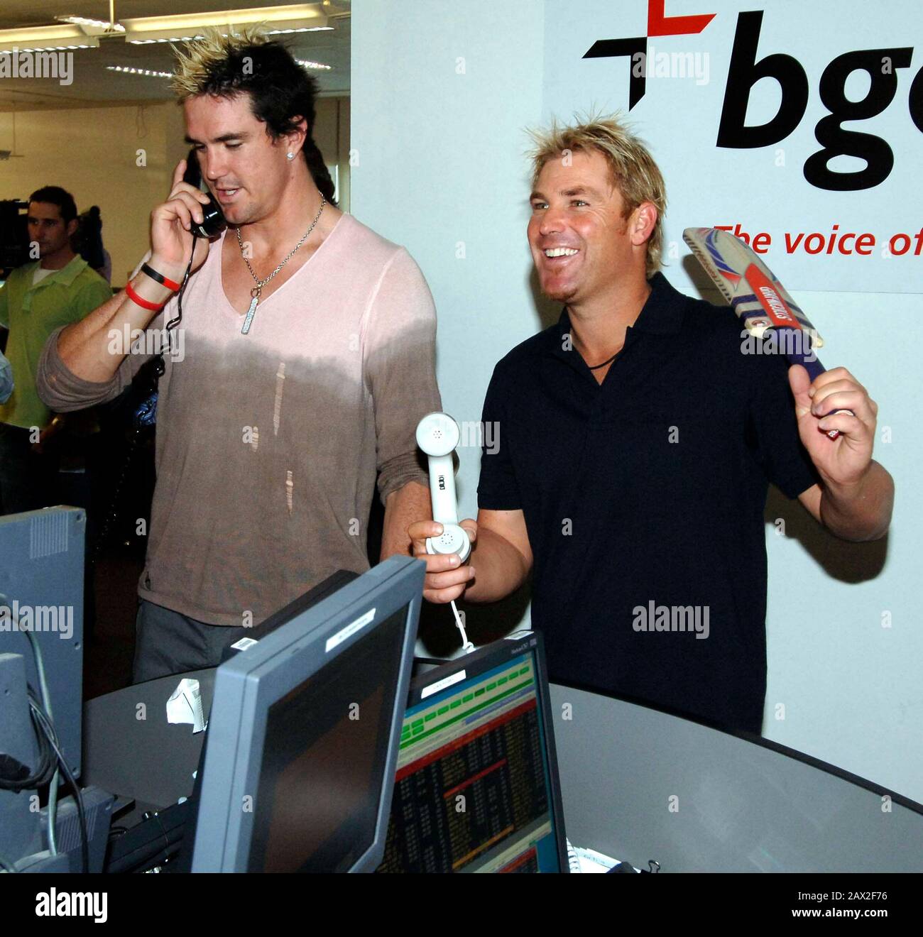 Kevin Pietersen e Shane Warne sul piano commerciale di BGC nel fondo della città di raccolta per la Fondazione Cantor nel 2005. L'attacco terroristico dell'11 settembre ha rivendicato la vita di 658 dipendenti di Cantor Fitzgerald, la cui sede centrale era nel World Trade Center. In risposta agli attacchi, BGC Partners e Cantor Fitzgerald si sono impegnati a donare il 25% dei loro profitti alle famiglie di dipendenti deceduti. Foto Stock