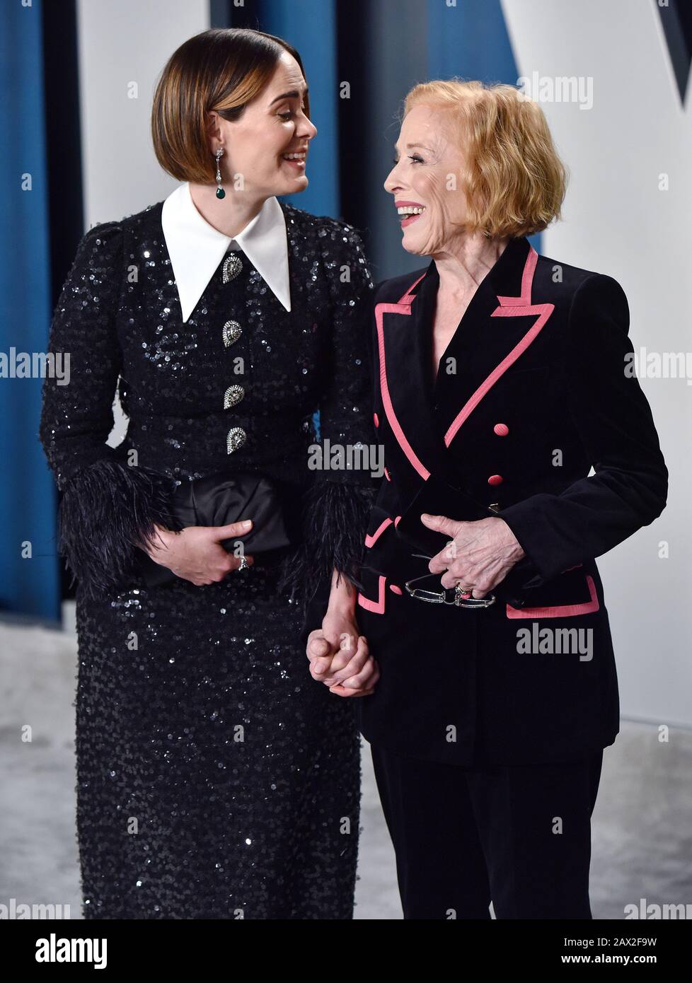 Beverly Hills, Stati Uniti. 10th Feb, 2020. Sarah Paulson (L) e Holland Taylor arrivano per la festa degli Oscar della Vanity Fair al Wallis Annenberg Center for the Performing Arts di Beverly Hills, California, il 9 febbraio 2020. Foto di Chris Chew/UPI Credit: UPI/Alamy Live News Foto Stock