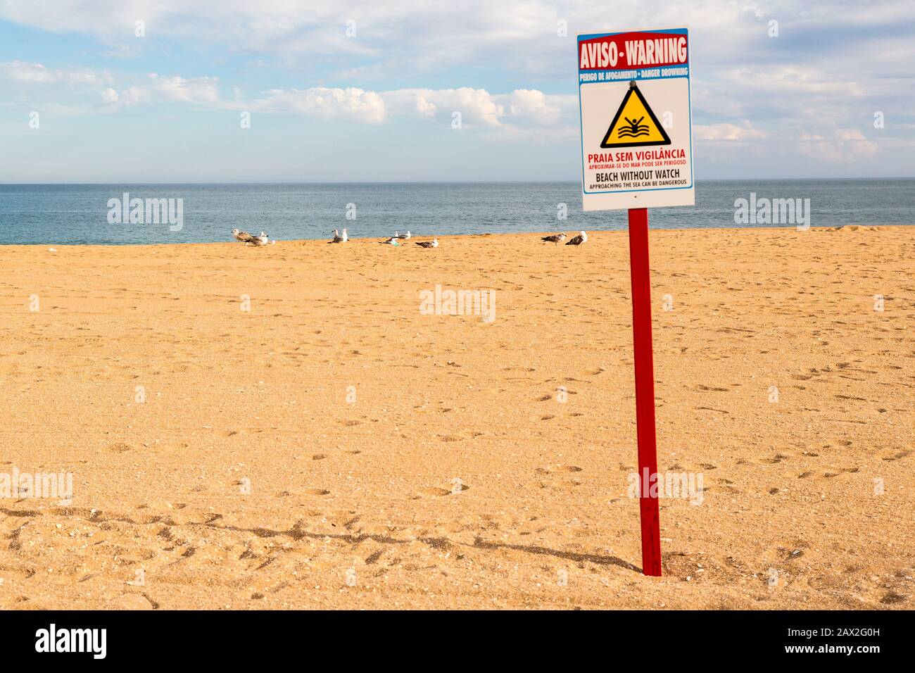 Segnale di avvertimento sulla spiaggia, Albufeira, Algarve, Portogallo Foto Stock