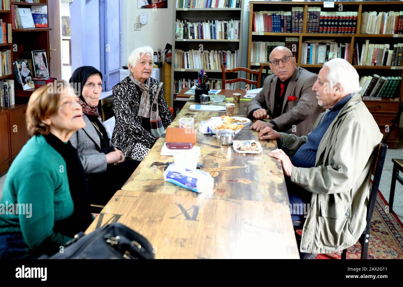 (200210) -- BAGHDAD, 10 febbraio 2020 (Xinhua) -- il romanziere iracheno Safira Jamil Haiz (3rd L) incontra i suoi amici nella biblioteca della sua villa a Baghdad, Iraq, il 9 febbraio 2020. In una villa in un quartiere di alto livello nel centro di Baghdad, un vecchio romanziere femminile iracheno era ansioso di offrire un'iniziativa volta a promuovere il movimento culturale in Iraq dopo decenni di guerre nel paese distrutto dalla guerra. Safira Jamil Haiz, 89, ha approfittato della posizione tranquilla della sua villa nel quartiere di Karrada e ha dedicato il piano superiore del suo edificio a due piani per essere una biblioteca pubblica per lettori di libri, tra cui studente, Foto Stock
